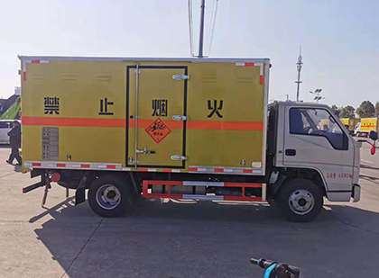 鄂温克爆破器材运输车工人安全操作规范与智能技术保障